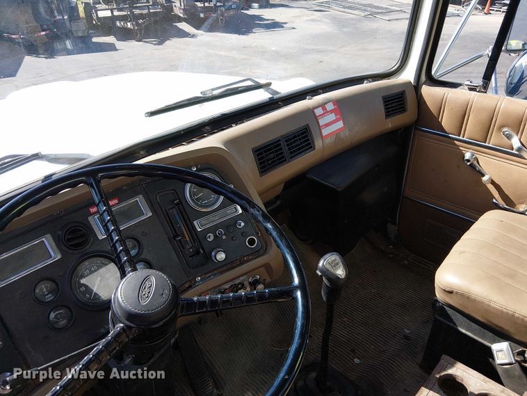 image for item DU3661 1995 Ford LT8000 crane truck