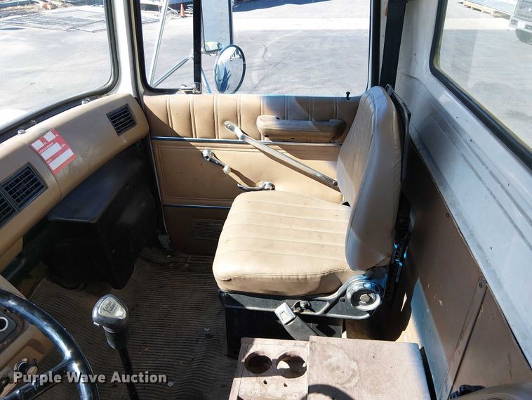 image for item DU3661 1995 Ford LT8000 crane truck