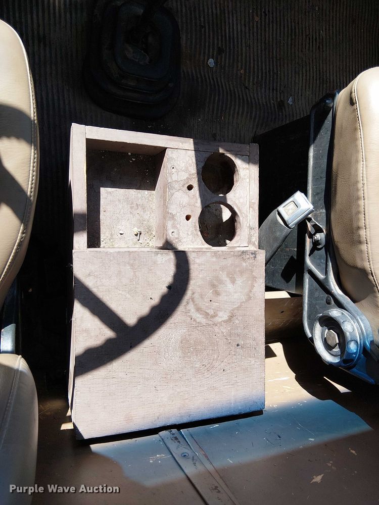 image for item DU3661 1995 Ford LT8000 crane truck