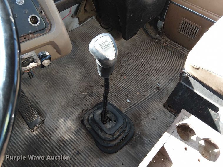 image for item DU3661 1995 Ford LT8000 crane truck