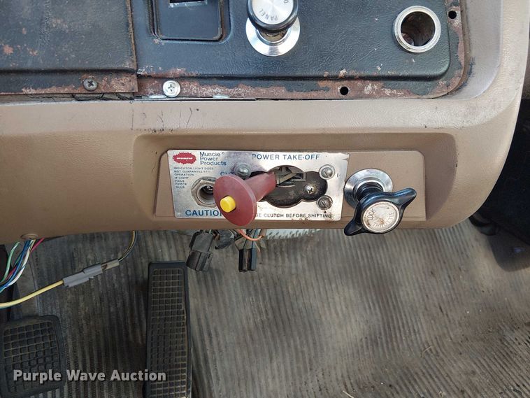 image for item DU3661 1995 Ford LT8000 crane truck