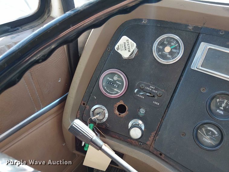 image for item DU3661 1995 Ford LT8000 crane truck