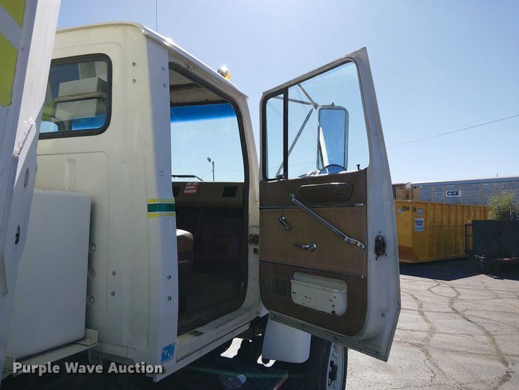 image for item DU3661 1995 Ford LT8000 crane truck