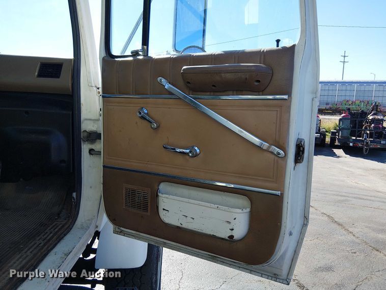 image for item DU3661 1995 Ford LT8000 crane truck