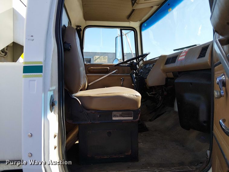 image for item DU3661 1995 Ford LT8000 crane truck