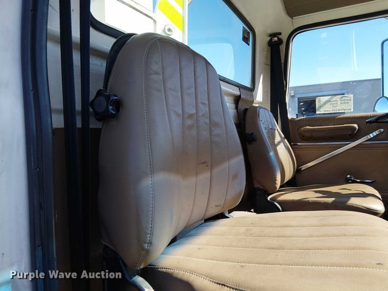 image for item DU3661 1995 Ford LT8000 crane truck