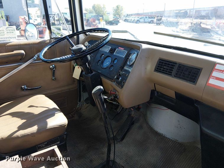 image for item DU3661 1995 Ford LT8000 crane truck