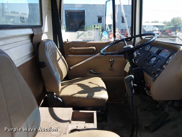 image for item DU3661 1995 Ford LT8000 crane truck