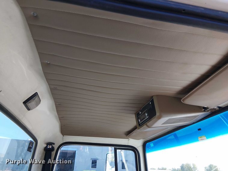 image for item DU3661 1995 Ford LT8000 crane truck