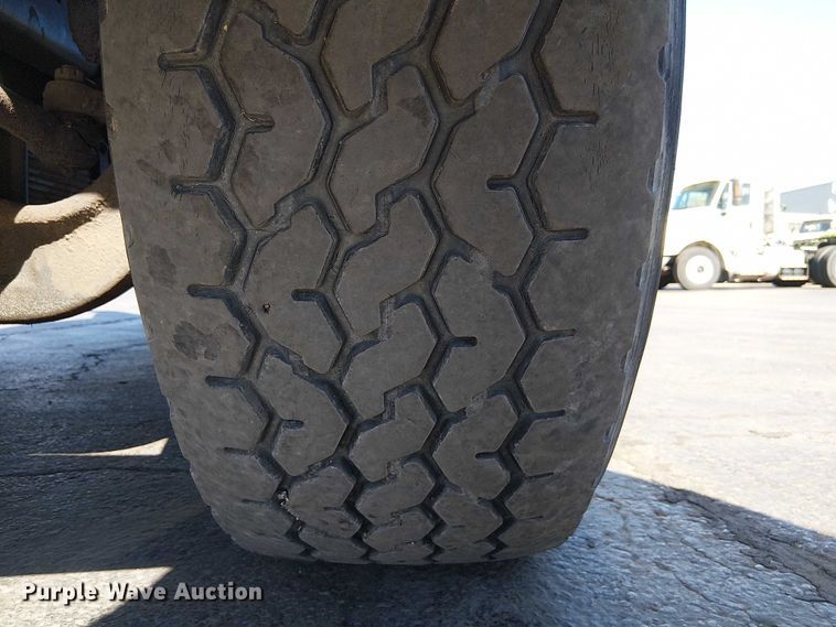 image for item DU3661 1995 Ford LT8000 crane truck