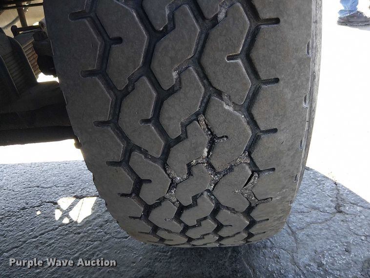 image for item DU3661 1995 Ford LT8000 crane truck