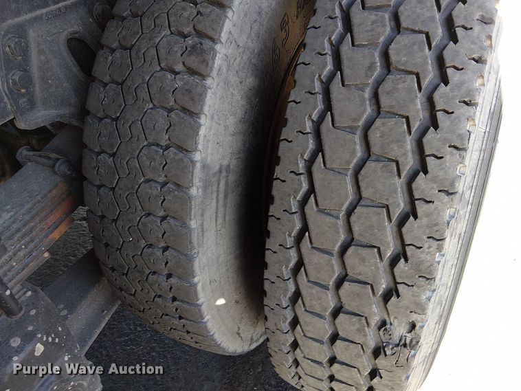 image for item DU3661 1995 Ford LT8000 crane truck