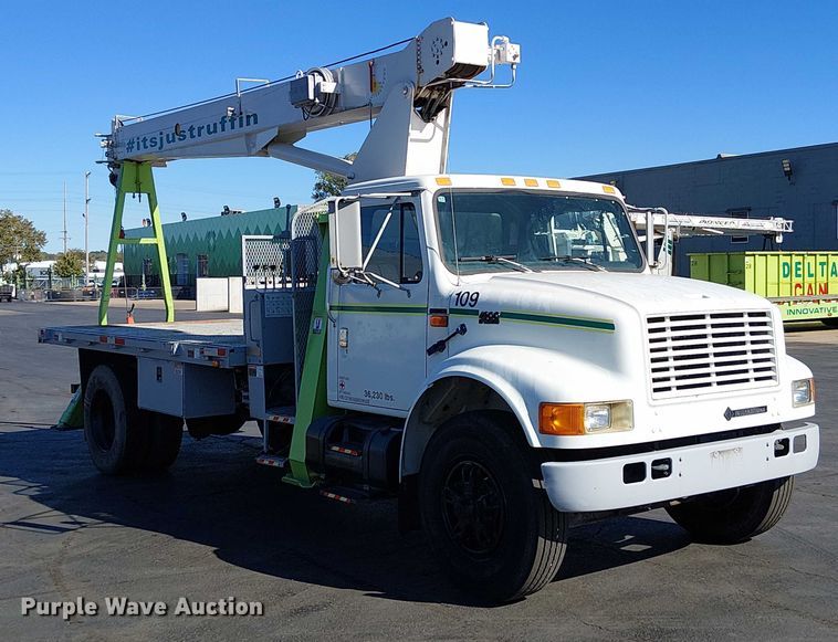 image for item DU3662 1995 International 4900 crane truck