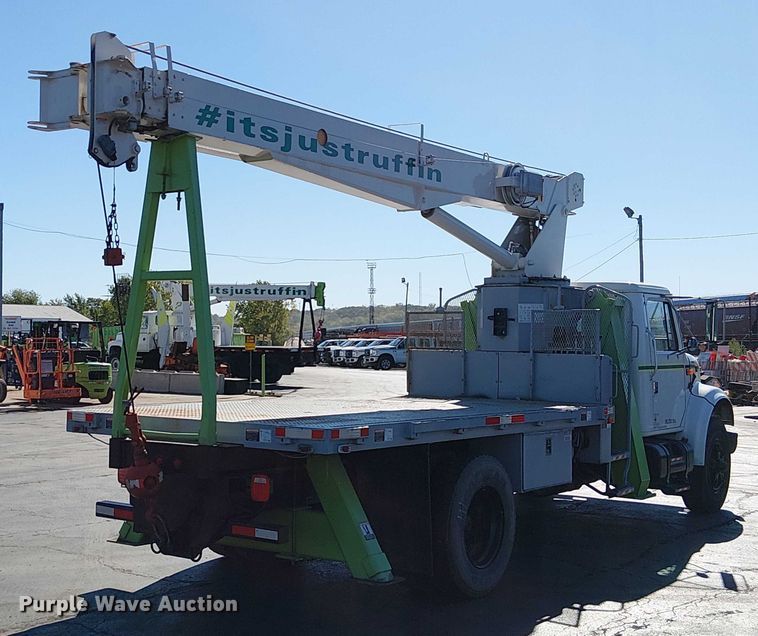 image for item DU3662 1995 International 4900 crane truck