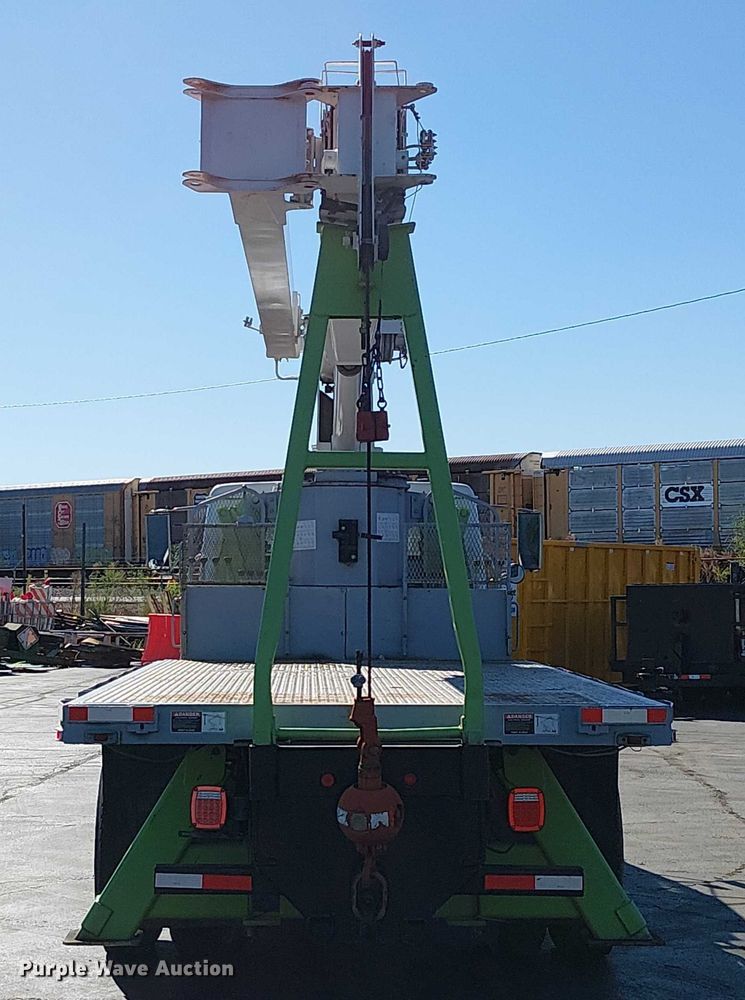 image for item DU3662 1995 International 4900 crane truck