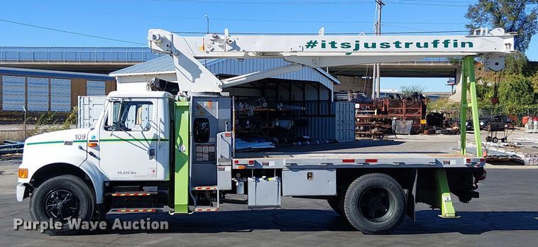 image for item DU3662 1995 International 4900 crane truck