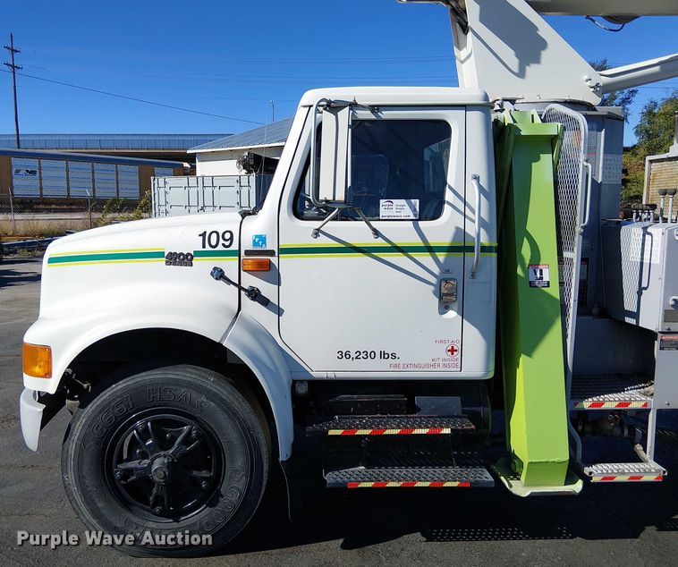 image for item DU3662 1995 International 4900 crane truck