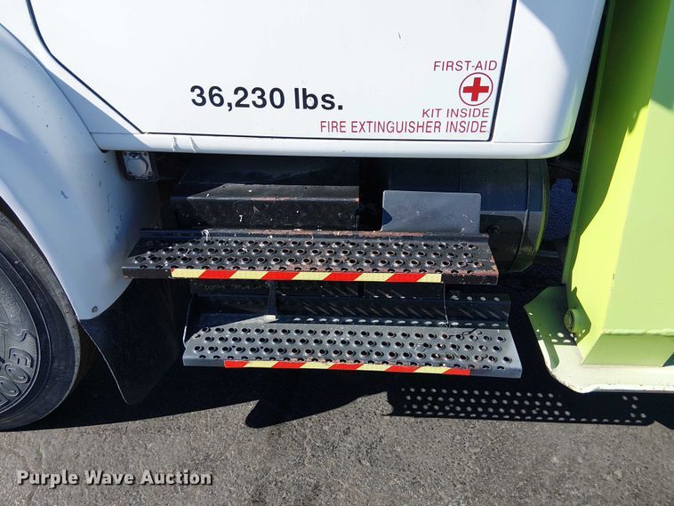 image for item DU3662 1995 International 4900 crane truck