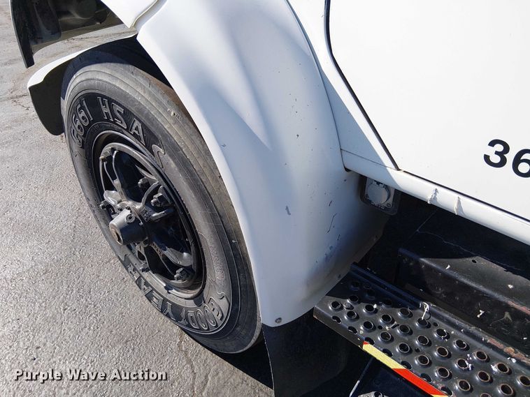 image for item DU3662 1995 International 4900 crane truck