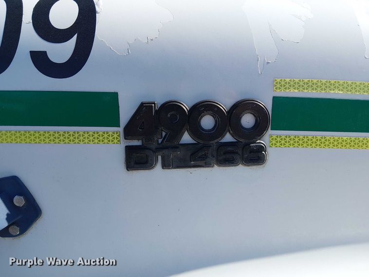 image for item DU3662 1995 International 4900 crane truck