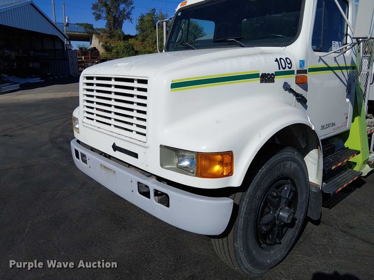 image for item DU3662 1995 International 4900 crane truck