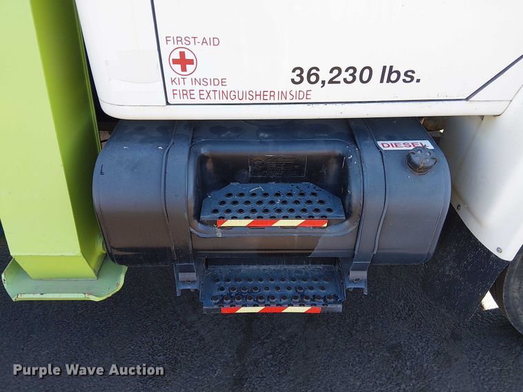 image for item DU3662 1995 International 4900 crane truck