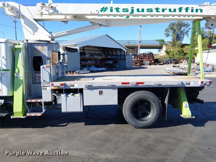 image for item DU3662 1995 International 4900 crane truck