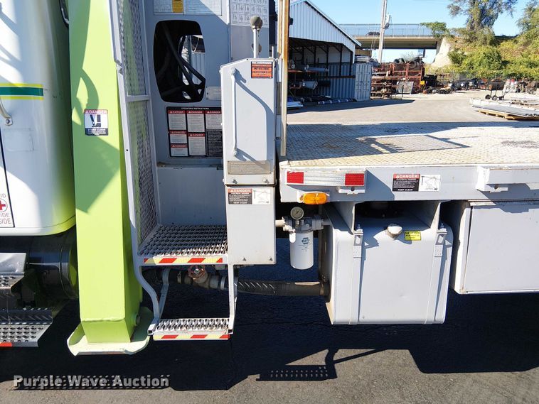 image for item DU3662 1995 International 4900 crane truck