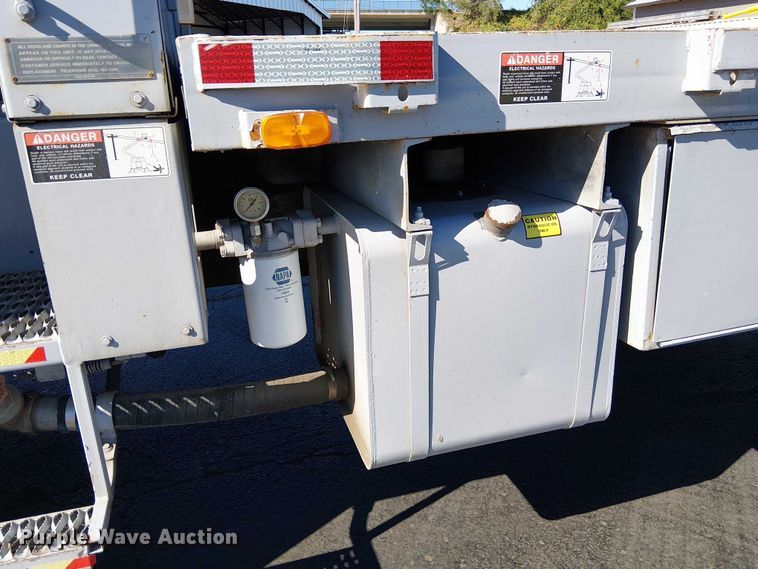 image for item DU3662 1995 International 4900 crane truck