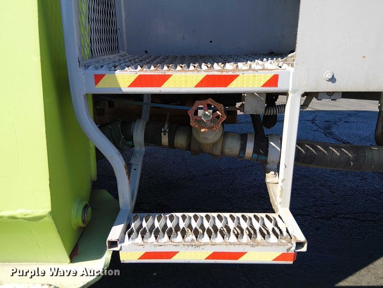 image for item DU3662 1995 International 4900 crane truck