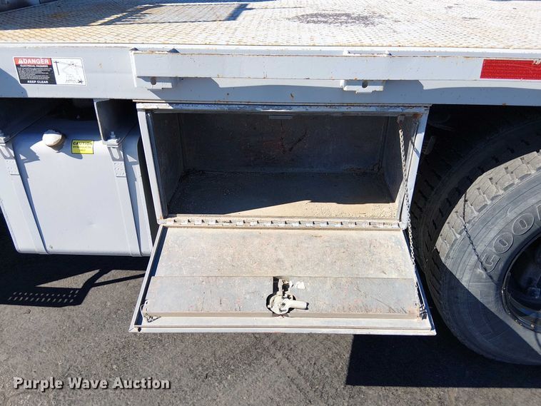 image for item DU3662 1995 International 4900 crane truck