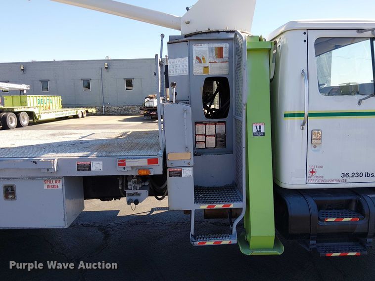 image for item DU3662 1995 International 4900 crane truck