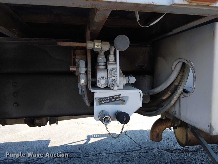 image for item DU3662 1995 International 4900 crane truck