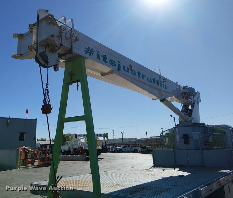 image for item DU3662 1995 International 4900 crane truck