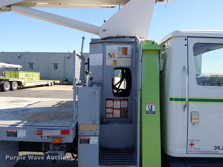 image for item DU3662 1995 International 4900 crane truck