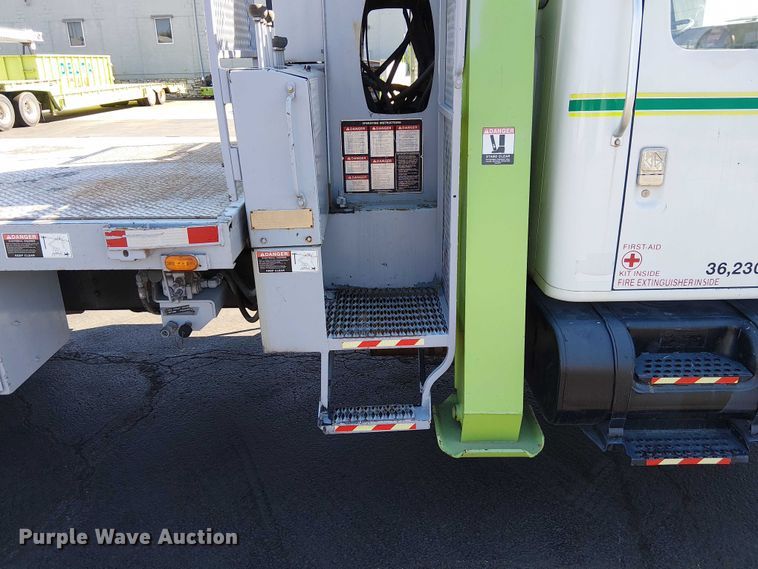 image for item DU3662 1995 International 4900 crane truck