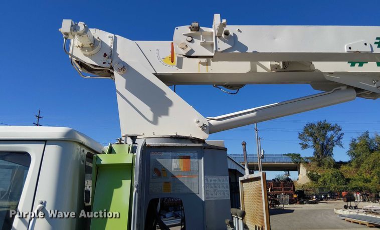 image for item DU3662 1995 International 4900 crane truck