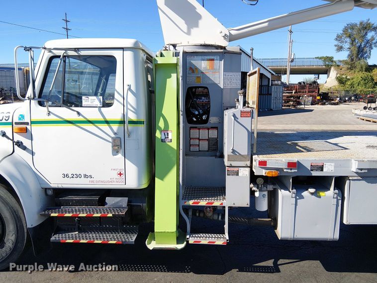 image for item DU3662 1995 International 4900 crane truck