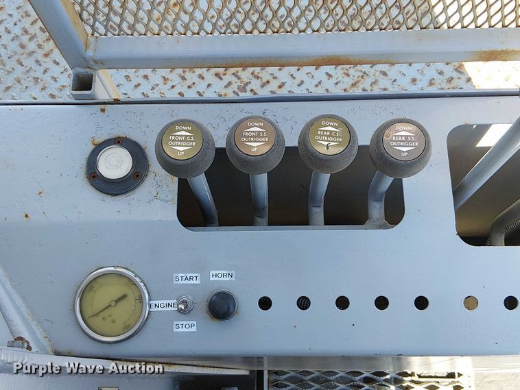 image for item DU3662 1995 International 4900 crane truck