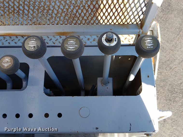 image for item DU3662 1995 International 4900 crane truck