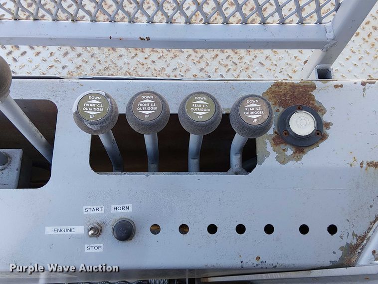 image for item DU3662 1995 International 4900 crane truck