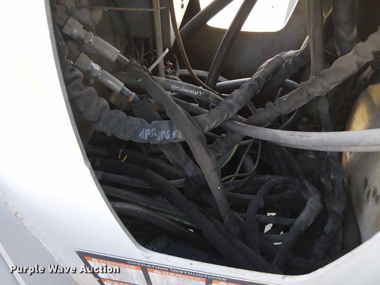 image for item DU3662 1995 International 4900 crane truck