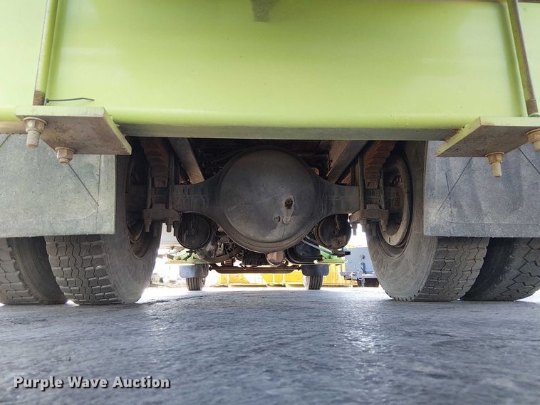 image for item DU3662 1995 International 4900 crane truck