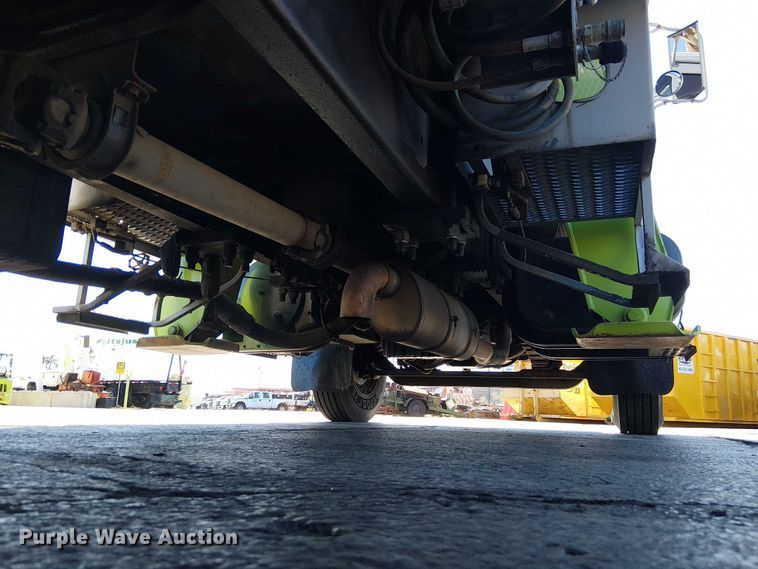 image for item DU3662 1995 International 4900 crane truck