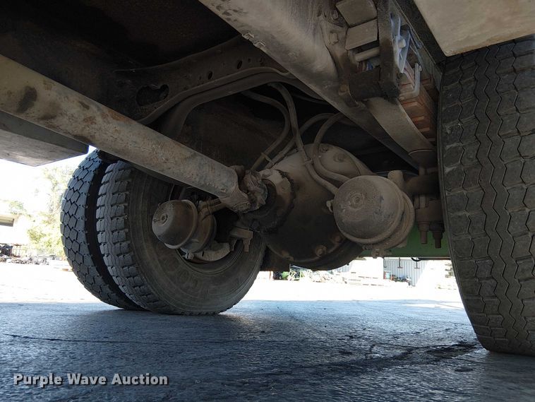 image for item DU3662 1995 International 4900 crane truck