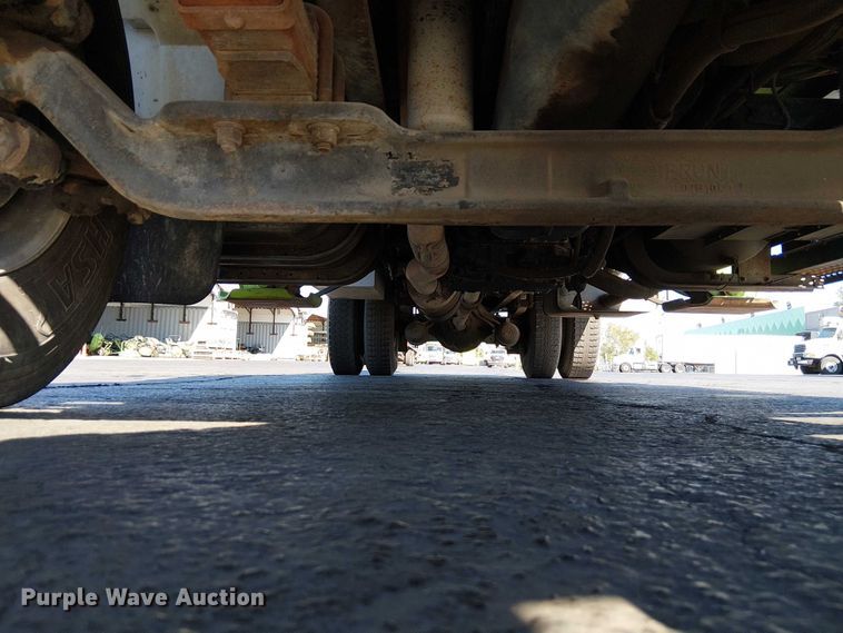 image for item DU3662 1995 International 4900 crane truck