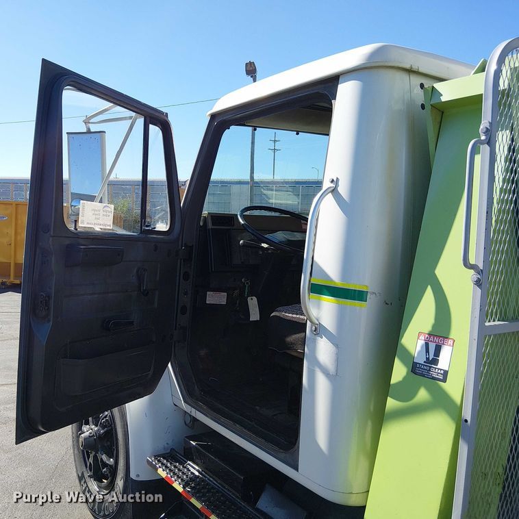 image for item DU3662 1995 International 4900 crane truck