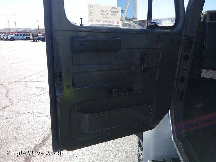 image for item DU3662 1995 International 4900 crane truck