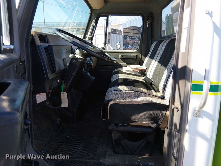 image for item DU3662 1995 International 4900 crane truck