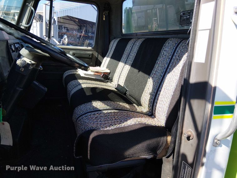 image for item DU3662 1995 International 4900 crane truck